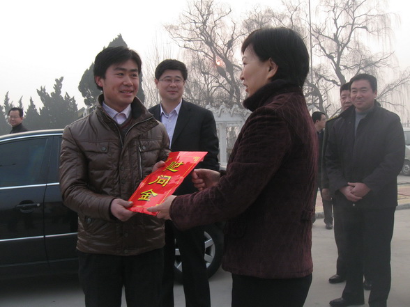 莒县县委副书记,县长王洪彩来我校慰问残疾儿童师生